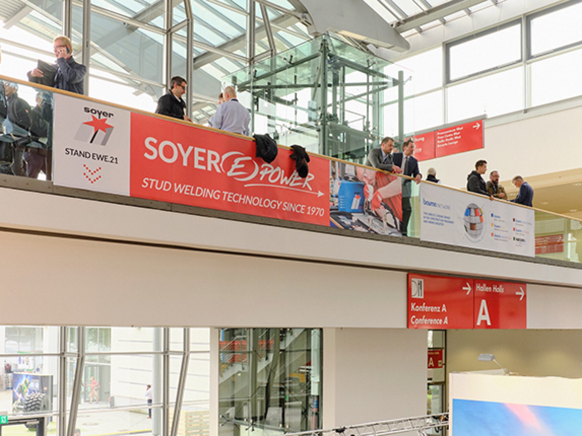 Banner an der Balustrade