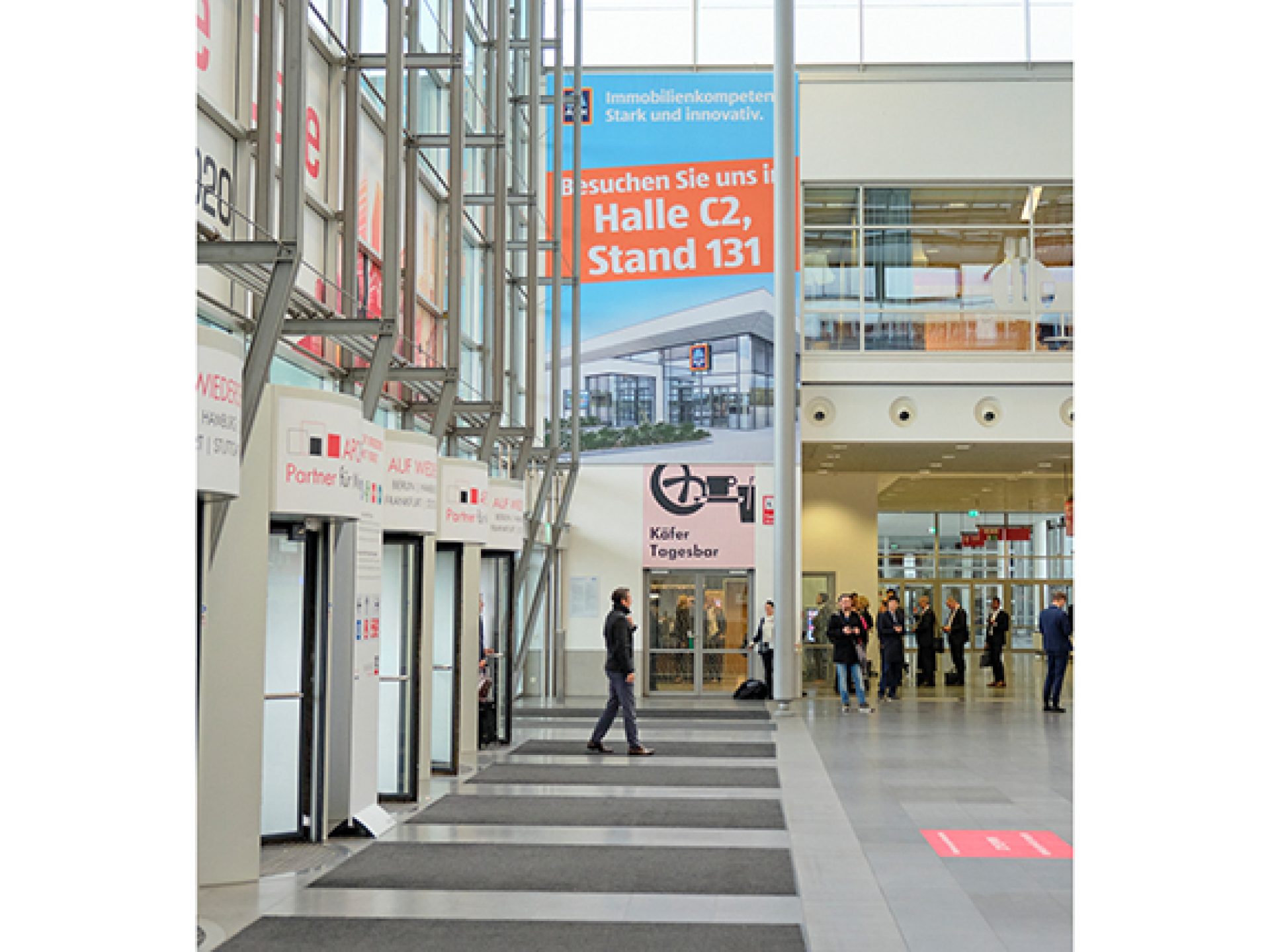 Vertikales Großbanner im Eingang West