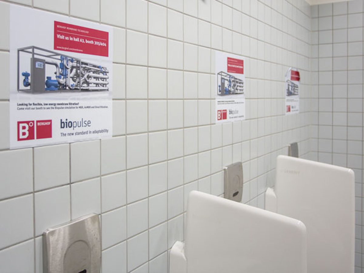Pissoirs-Aufkleber, Toiletten in den Hallen