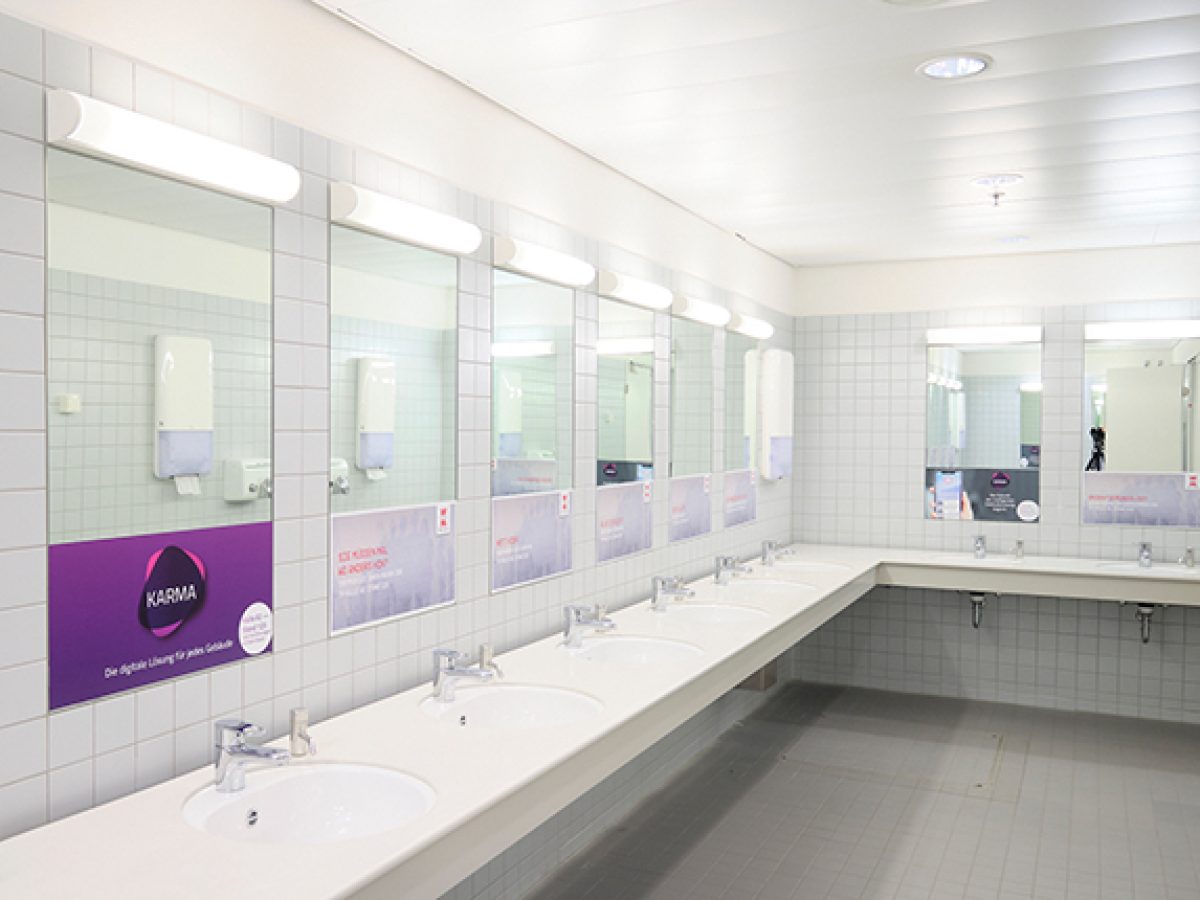 Spiegel-Aufkleber, Toiletten in den Hallen