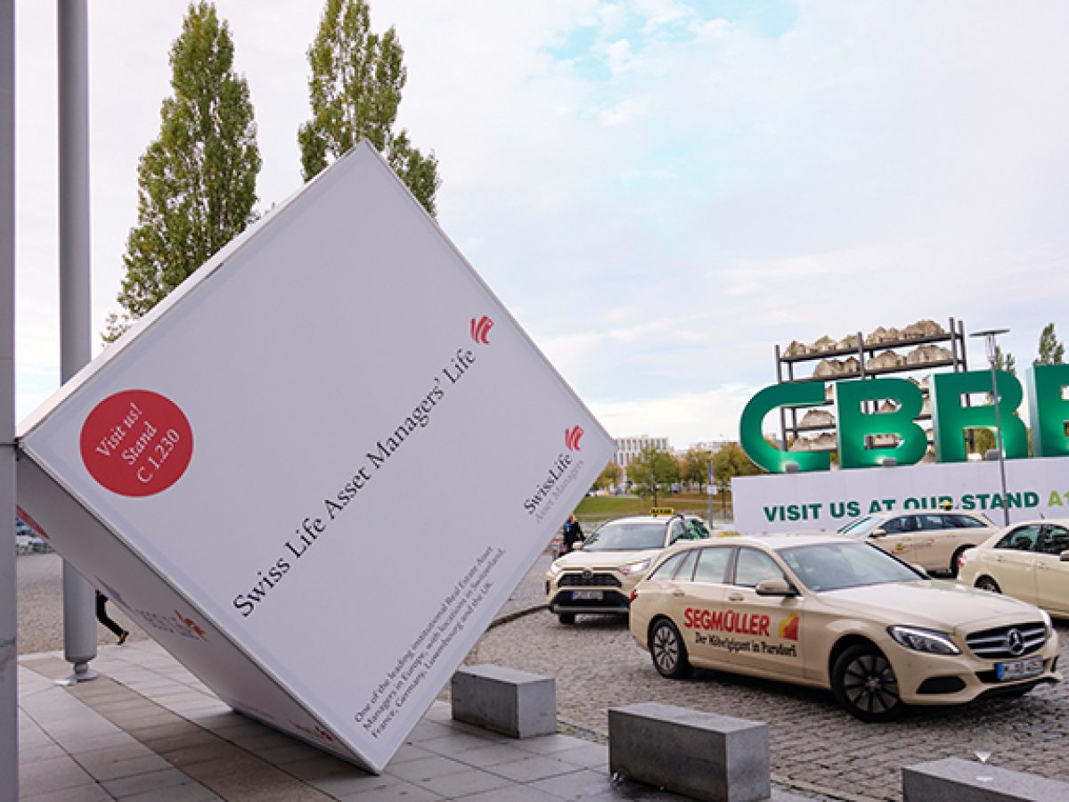 Advertising cube, Entrance West