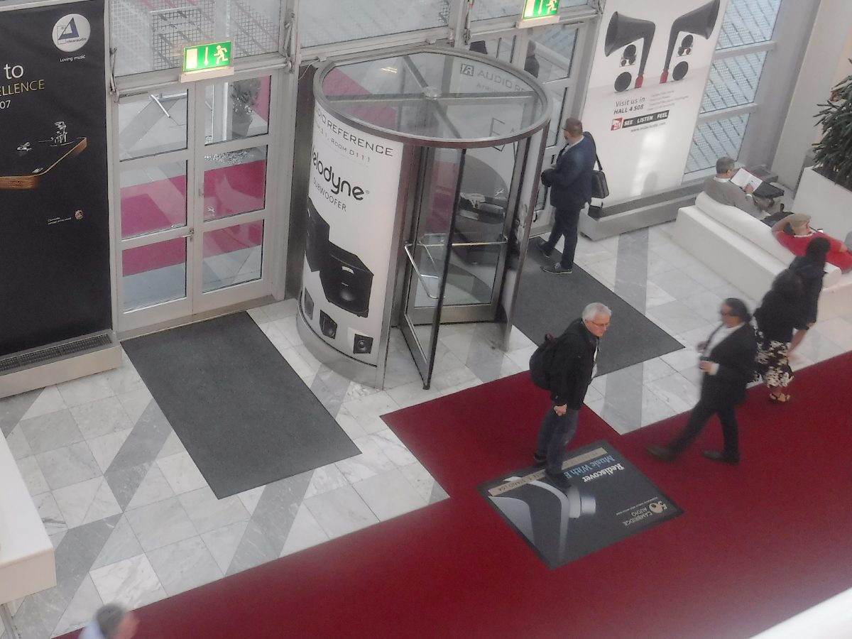 Floorgraphics (vor einer Drehtüre)