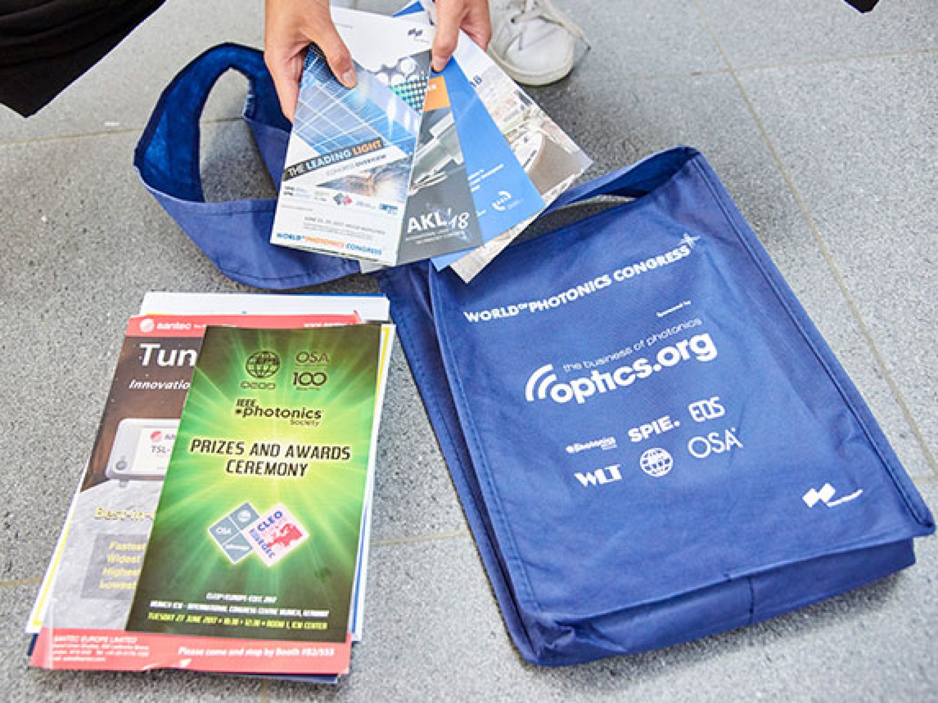Informationsmaterial in der Konferenztasche